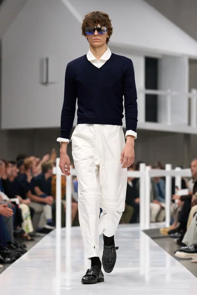 Look 18